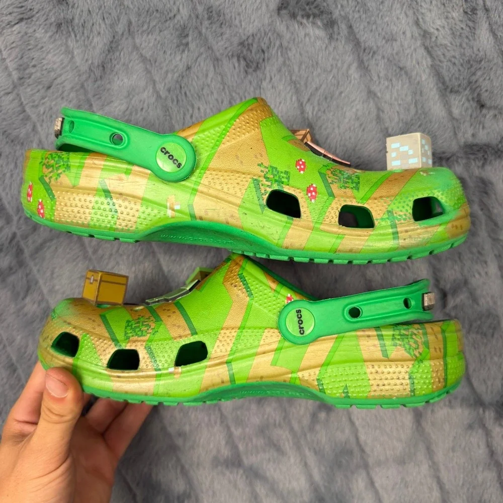 Crocs Minecraft Classic Clogs Green Gold Kids J6 Jibbitz Charms 208473-3TX